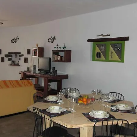 Villa Sleeps 5 Wifi Tinajo